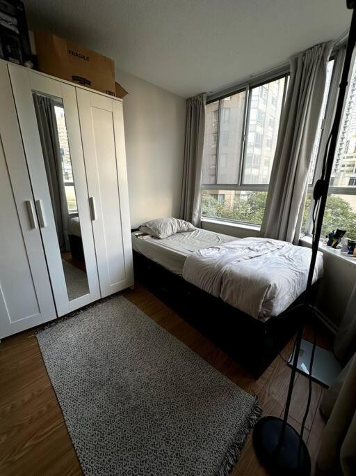 Best Location In Downtown- Walking To Eaton Centre, Nathan Phillips Square, Yonge-Dundas, Ikea,Transit Toronto Ngoại thất bức ảnh